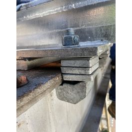 土木建筑梁夹搭建附加人行道